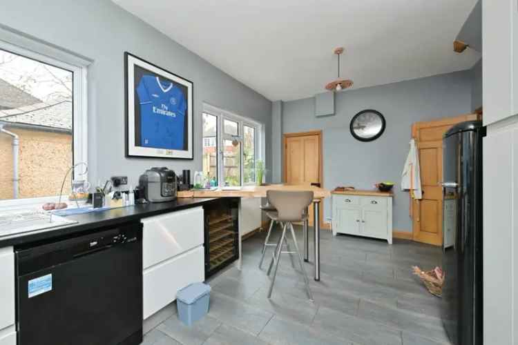 3 Bed Semi Detached House Near Amenities and Station