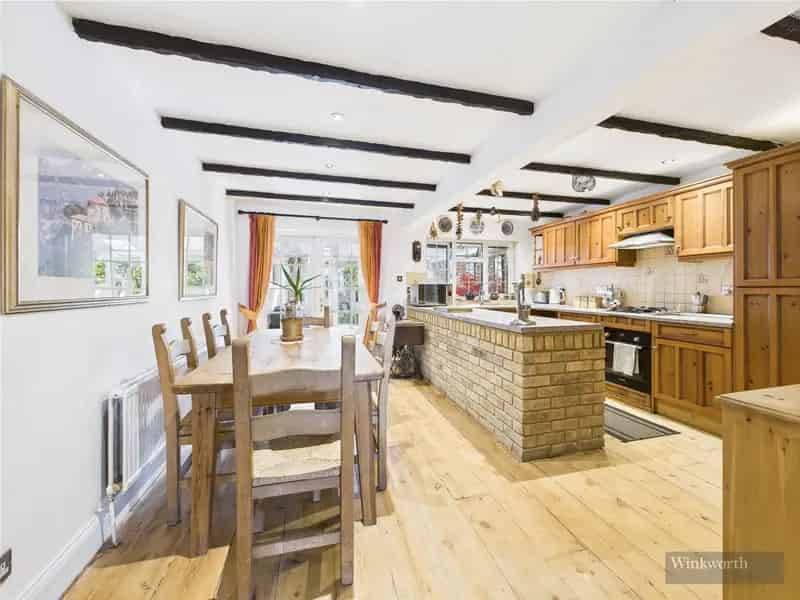 3 Bedroom House in Addlestone - Family Home with Studio