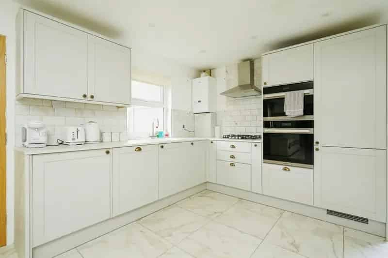 Kidlington Town Centre Family Home with Airbnb Potential