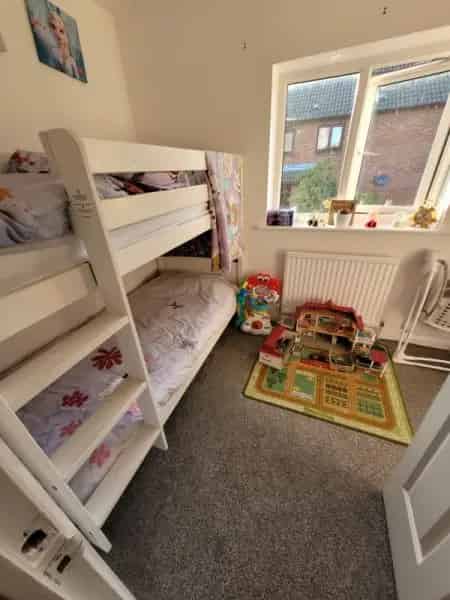 Lovely 2 Bed House with Off-Road Parking and Green Space