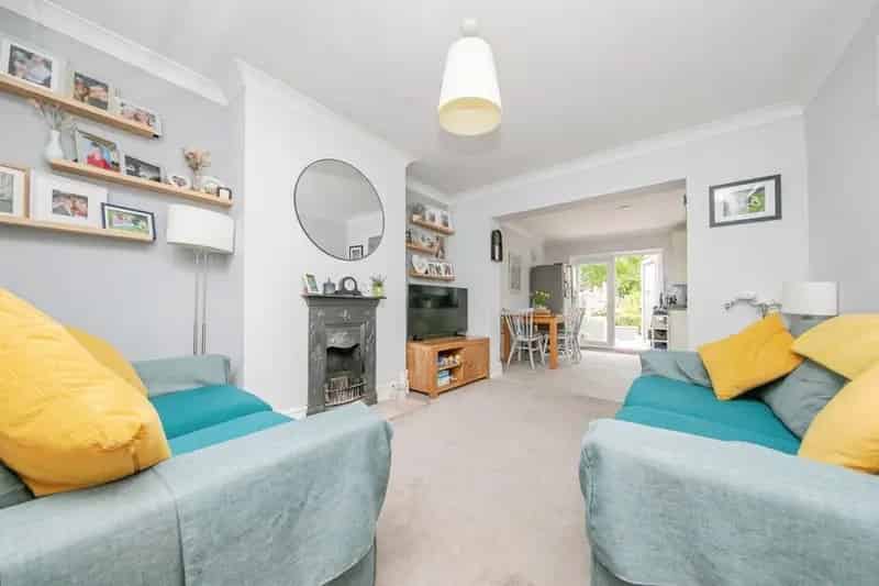 3 Bed House with Summer House and Parking