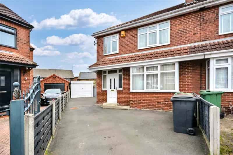 3 Bed Semi Detached House with Garage and Garden