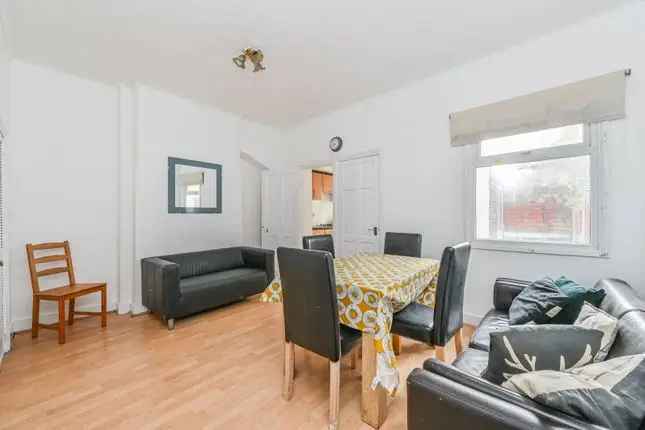 Flat to rent in Kenlor Road, Tooting Broadway, London SW17