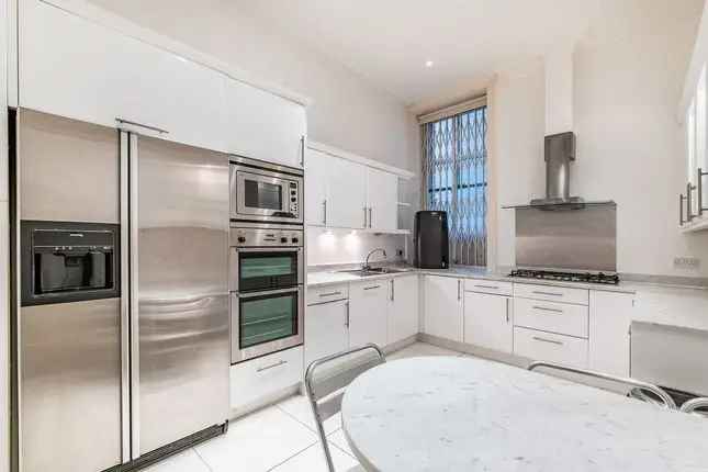 Flat to rent in Palace Gate, London W8