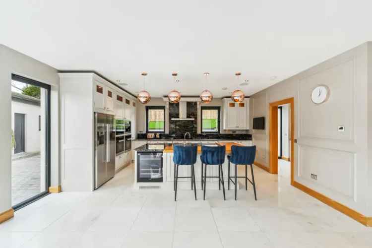 Four Bedroom Detached House in Giffnock Glasgow