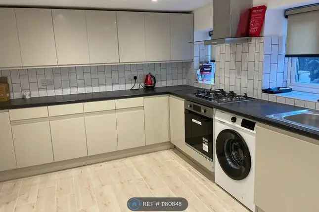 Terraced House to Rent in London E1