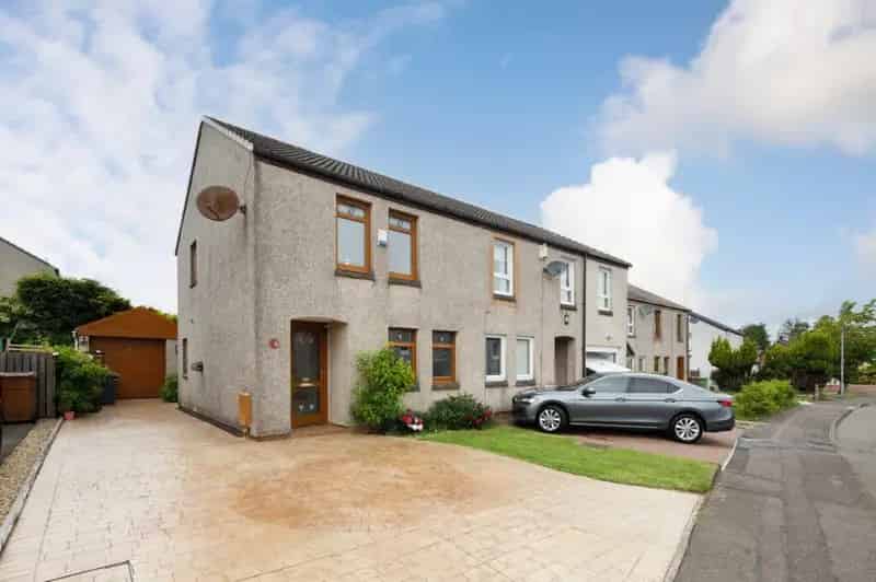 3 Bedroom Semi-Detached Villa For Sale
