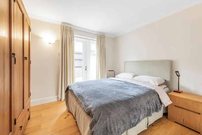 One Bedroom Garden Flat with Private Garage