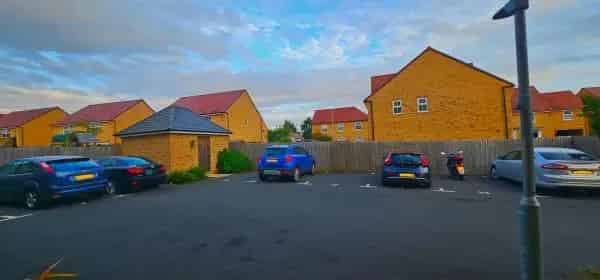Spacious Second Floor Flat Near Amenities