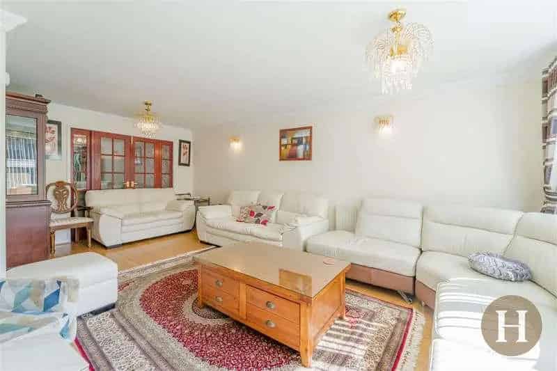 5 bed house for sale