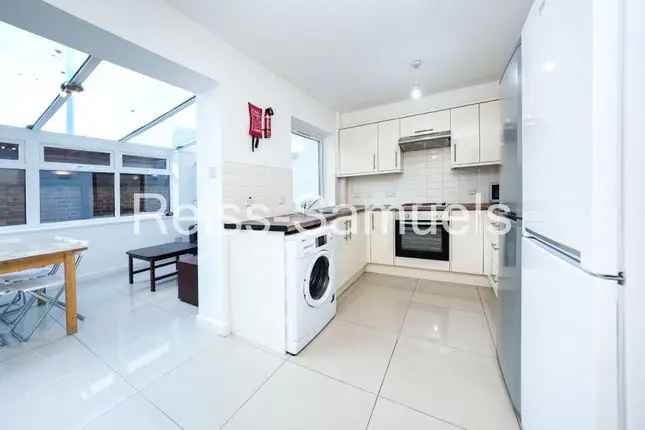 Town house to rent in Barnfield Place, Canary Wharf, Isle Of Dogs, London E14