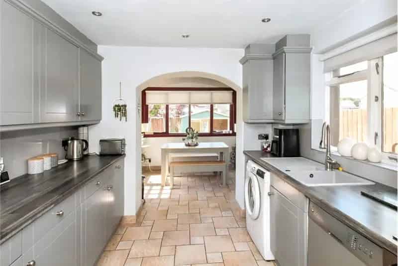4 Bed Detached House with 3 Reception Rooms