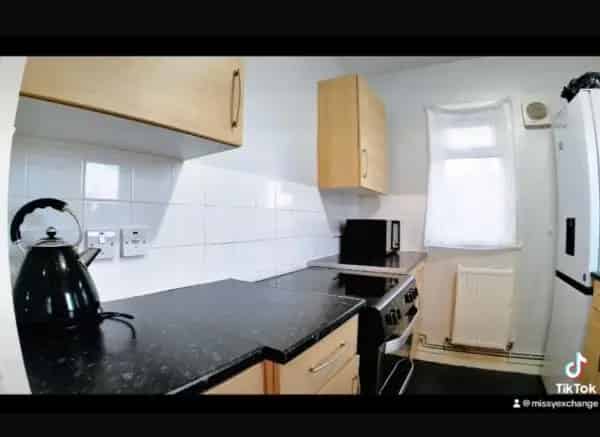 One Bedroom Maisonette Near Morden Station and Park