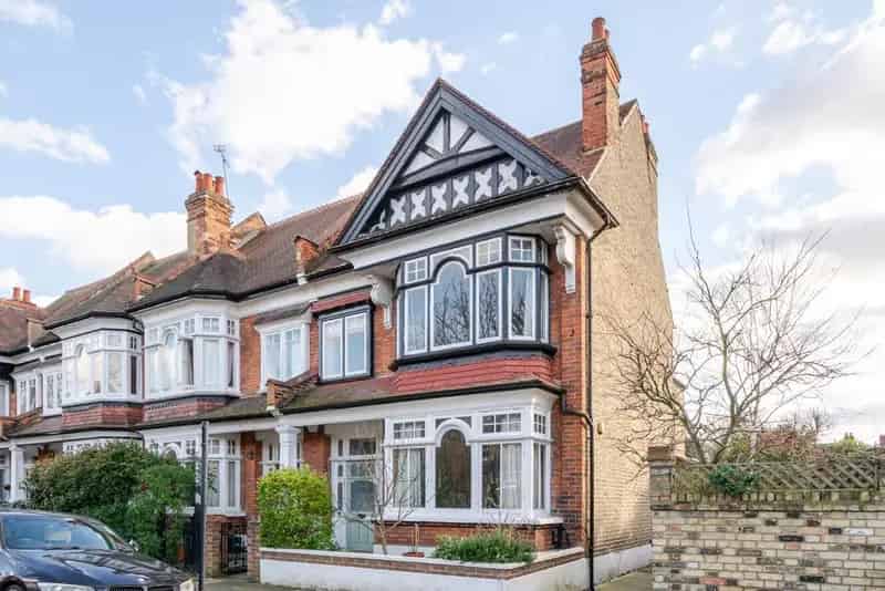 Period Apartment near Churchfield Road 923 sq ft