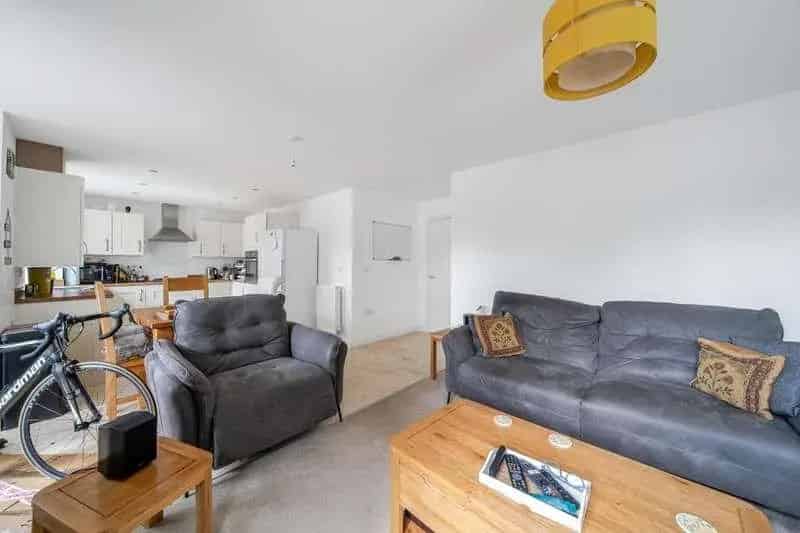 2 bed flat for sale