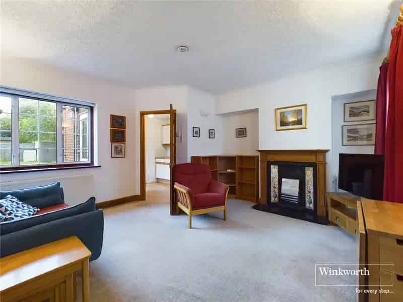 2 Bedroom Maisonette Kingsbury 100ft Garden Lease Extended