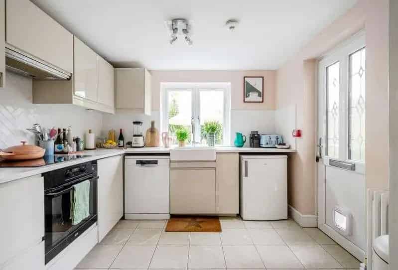 2 Bed Flat for Sale - Charming Home with Private Entrance and South-Facing Garden