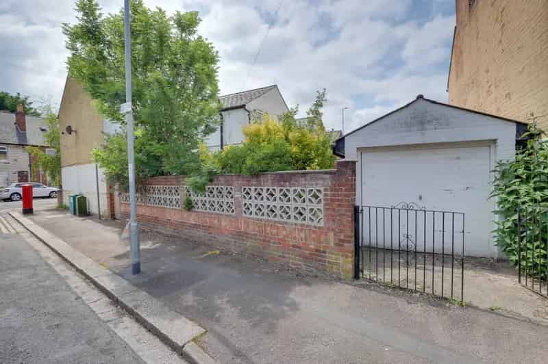 2 Bedroom End of Terrace House to Rent - Needs Renovation