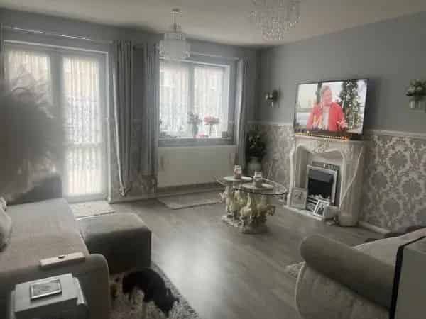 2 Bed Semi Detached House Near Beach Train Station