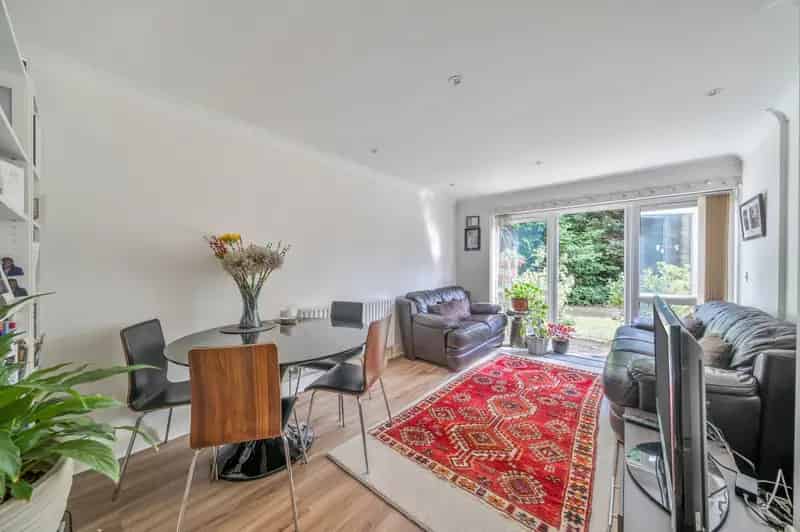 2 Bedroom Flat for Sale Rydens Avenue