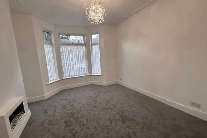 3 Bedroom Mid Terrace House - Modern & Stylish