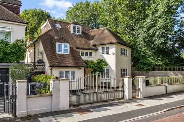 Elegant Detached Family Home for Sale in Barnes SW13