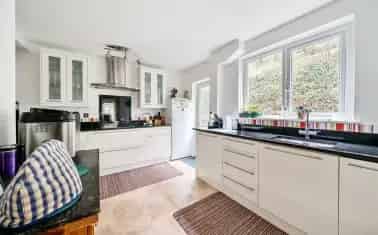 Spacious 4-Bedroom Detached House in Ilsham Valley