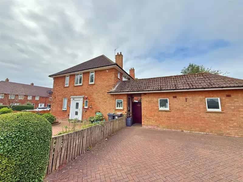 2 Bedroom Flat for Sale Near Butlers Lane Station