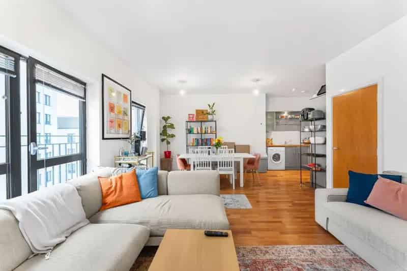 2 Bedroom Flat Shoreditch Warehouse Conversion 798 sq ft