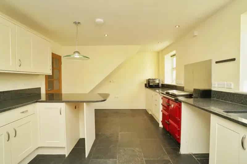4 Bedroom Detached House To Let