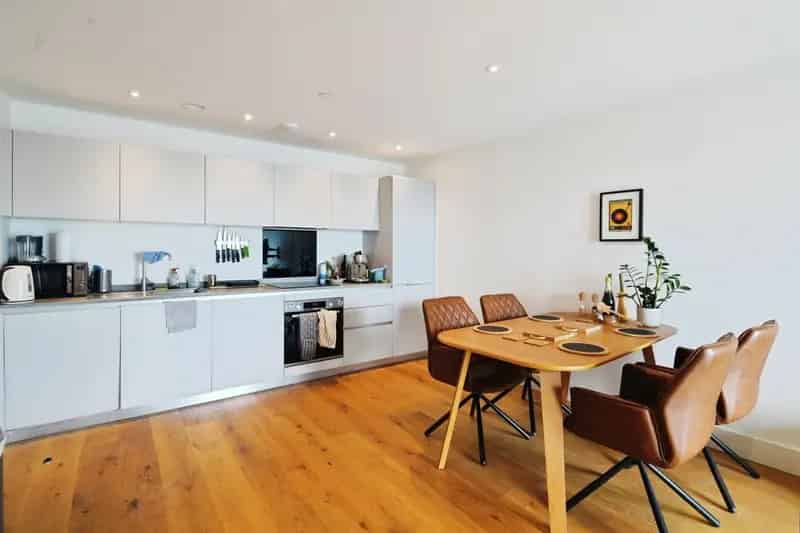 Stunning 2-Bed Hove Seafront Apartment Modern Coastal Living