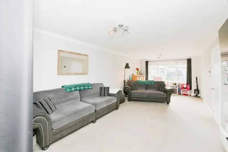 3 Bed Semi-Detached House Hoddesdon Family Home South Facing Garden