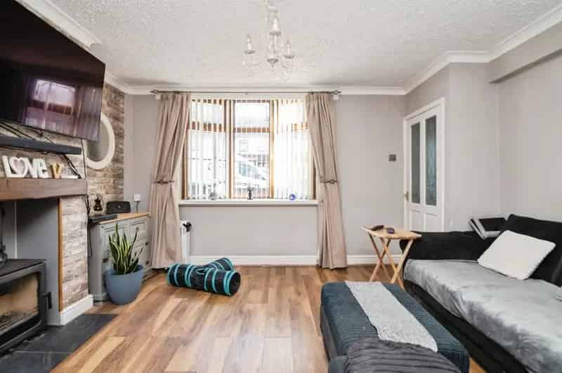 3 Bed Semi Detached House in Bearwood with Modern Kitchen and Garden