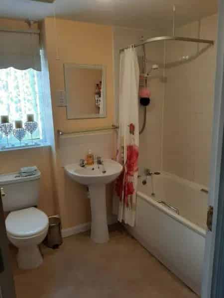 2 Bed Semi-Detached House with Garden Near Schools and Shops