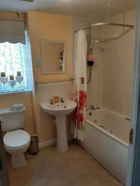 2 Bed Semi-Detached House with Garden Near Schools and Shops