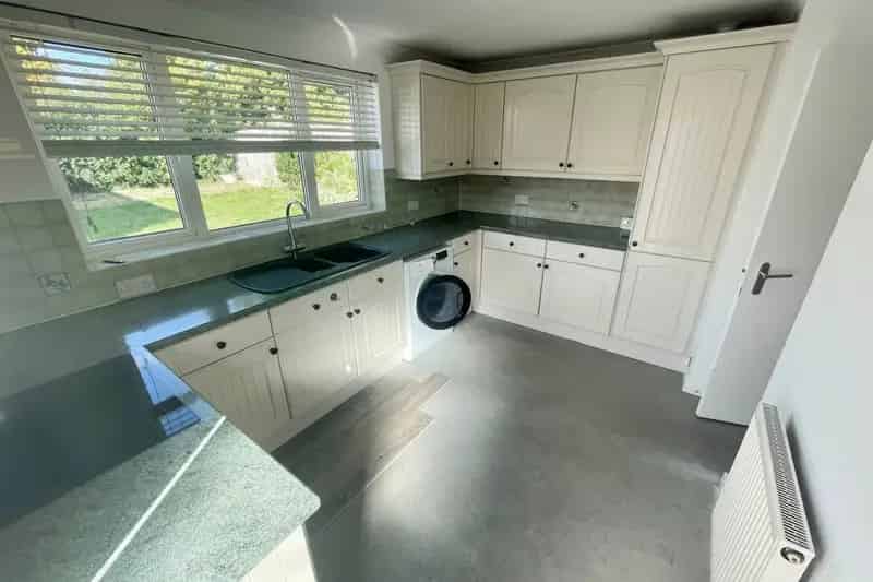 2 Bed House with Patio Doors and Modern Kitchen