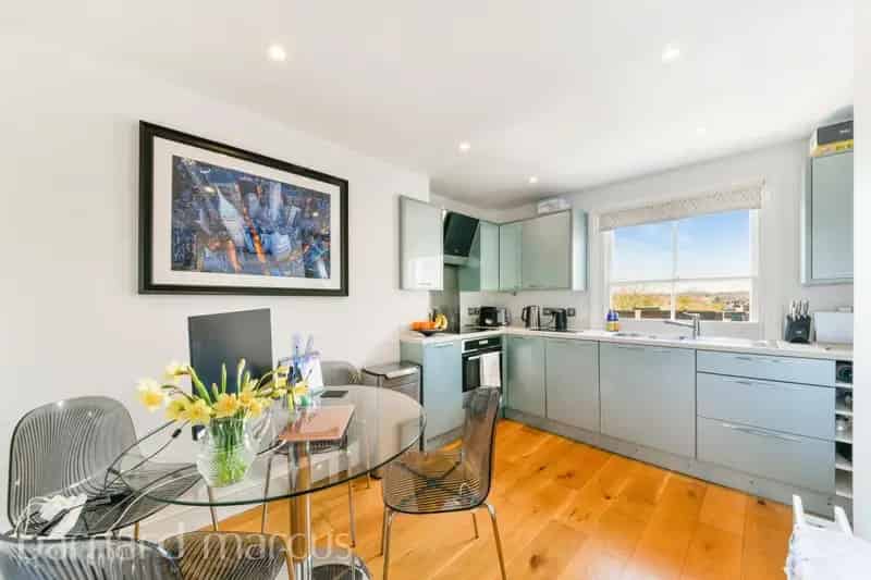 Newly Refurbished 2-Bed Triplex Apartment Near East Finchley Highgate