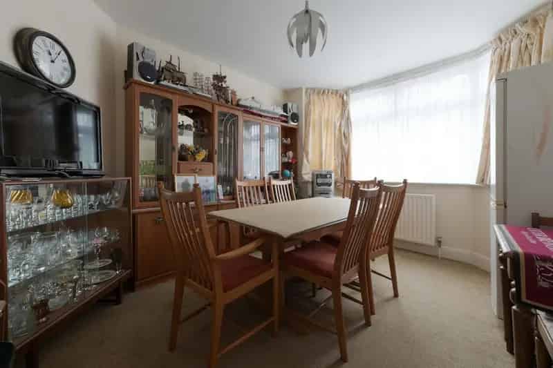 4 Bed House Freehold 2 Reception Rooms Conservatory En-Suite 2 Sheds