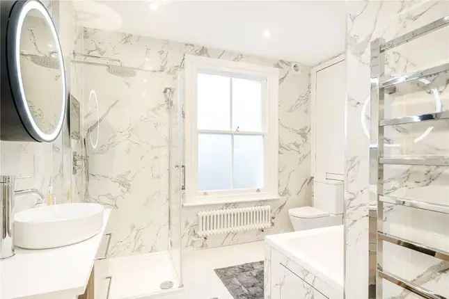 Maisonette to rent in Harwood Road, London SW6