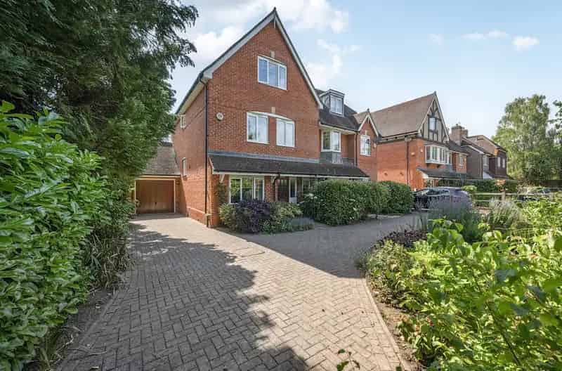 4 Bedroom Semi Detached House Family Home