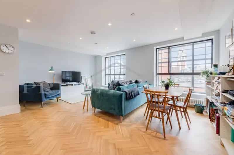 2 Bedroom Art Deco Apartment To Rent in Brixton