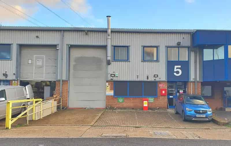 4335 sq ft Industrial Warehouse Unit Near M25 and M40