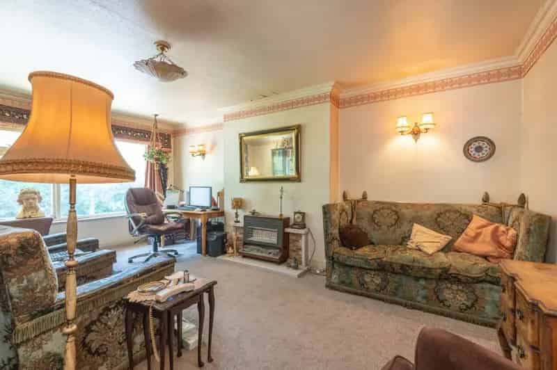 2 Bedroom Top Floor Flat For Sale Edgerton