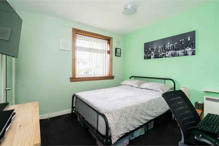 2 Bed Ground Floor Flat with Modern Kitchen and Communal Gardens