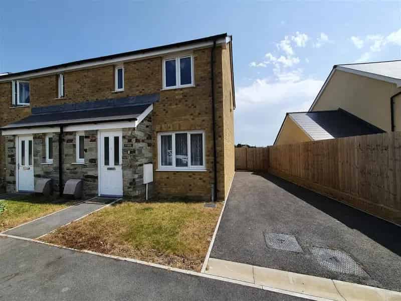 3 Bedroom Semi-Detached House to Rent