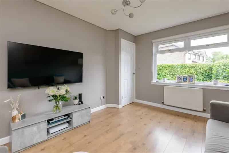 2 Bed Semi-Detached House with Driveway and Garden