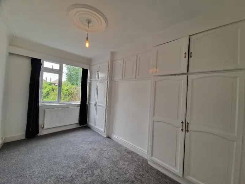 Newly Renovated 1 Bedroom Ground Floor Flat