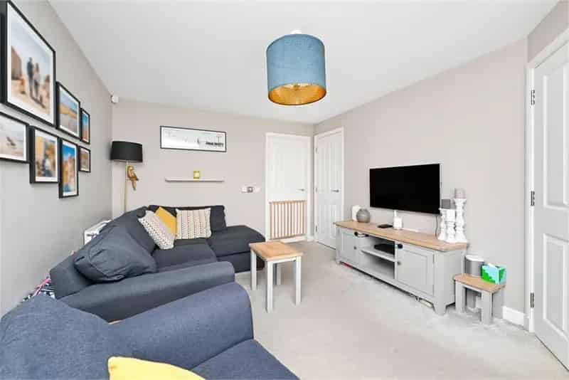 3 Bed Semi-Detached House with Garage and Garden