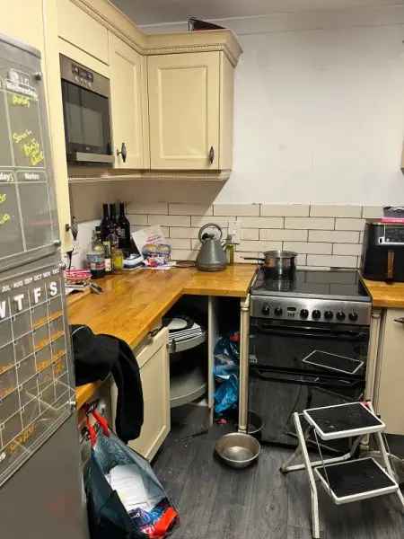3 Bed House with Conservatory and Large Garden - Close to Schools