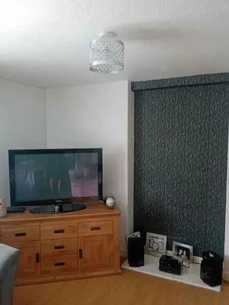 Large 2 Bedroom Flat Balcony Utility Room Near Shops